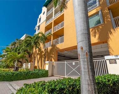 2642 Collins Ave - Photo Thumbnail 22