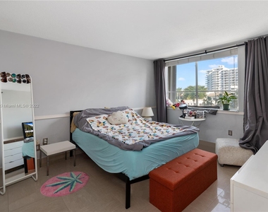 2642 Collins Ave - Photo Thumbnail 8