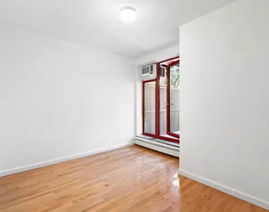 True 3 Bedrooms East 7th Street - Photo Thumbnail 4