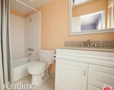 913 17th St Apt 2 - Photo Thumbnail 7