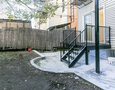 3.5 bedroom 2.5 bathroom Duplex with private backyard in greenpoint - Photo Thumbnail 8