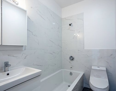 3.5 bedroom 2.5 bathroom Duplex with private backyard in greenpoint - Photo Thumbnail 5