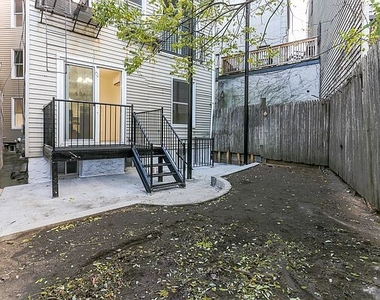 3.5 bedroom 2.5 bathroom Duplex with private backyard in greenpoint - Photo Thumbnail 9