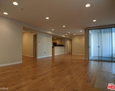 5143 White Oak Ave Unit 102 - Photo Thumbnail 8