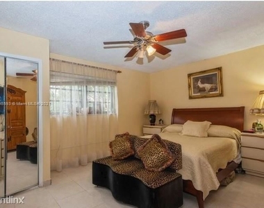 8950 Harding Ave - Photo Thumbnail 4