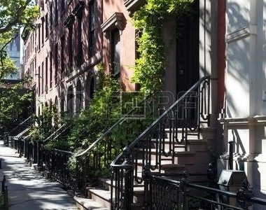 East 25th Street - Photo Thumbnail 0