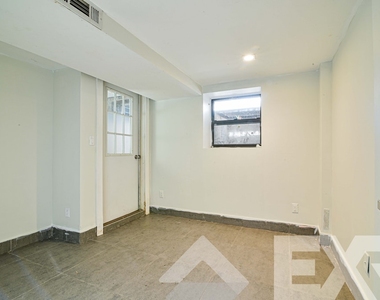 Copy of 3.5 bedroom 2.5 bathroom Duplex with private backyard in greenpoint - Photo Thumbnail 4