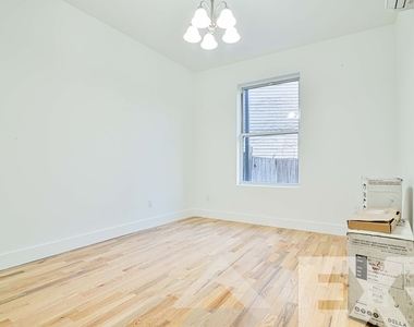 Copy of 3.5 bedroom 2.5 bathroom Duplex with private backyard in greenpoint - Photo Thumbnail 3