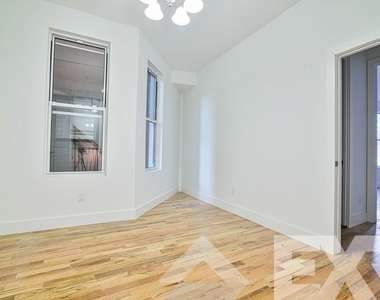 Copy of 3.5 bedroom 2.5 bathroom Duplex with private backyard in greenpoint - Photo Thumbnail 5