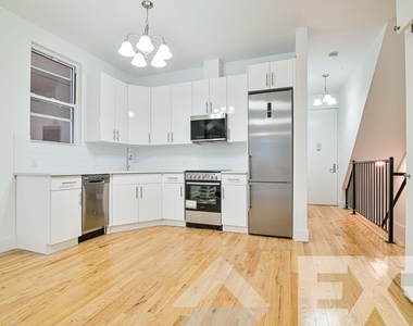 Copy of 3.5 bedroom 2.5 bathroom Duplex with private backyard in greenpoint - Photo Thumbnail 0