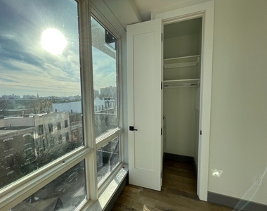 211 Montrose Avenue - Photo Thumbnail 6