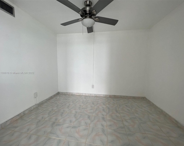 2899 Collins Ave - Photo Thumbnail 14