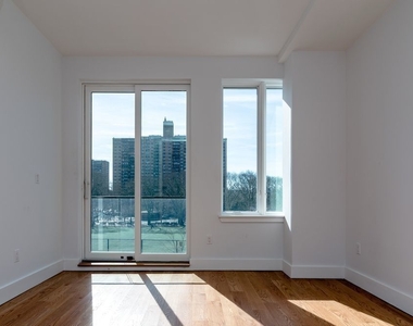 59 Montrose Avenue - Photo Thumbnail 2