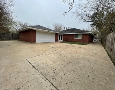 306 Ehlinger Drive - Photo Thumbnail 13