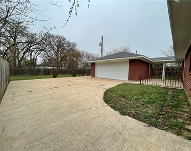 306 Ehlinger Drive - Photo Thumbnail 14