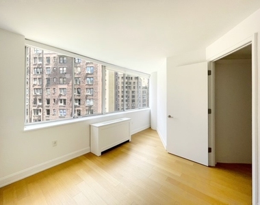 E 54th St - Photo Thumbnail 4