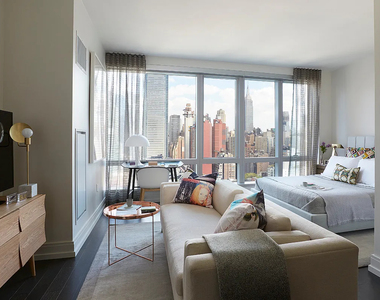 555 10th Avenue - Photo Thumbnail 1