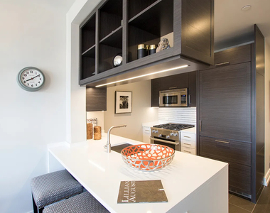 555 10th Avenue - Photo Thumbnail 2