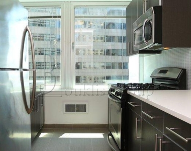 Convertible 3 bedroom with East River Views - Photo Thumbnail 2