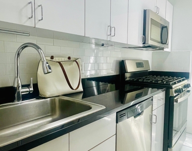 20 Beekman Place - Photo Thumbnail 7