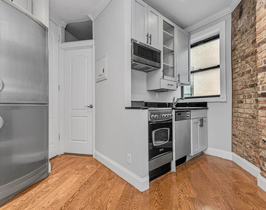 350 West 21st Street - Photo Thumbnail 2