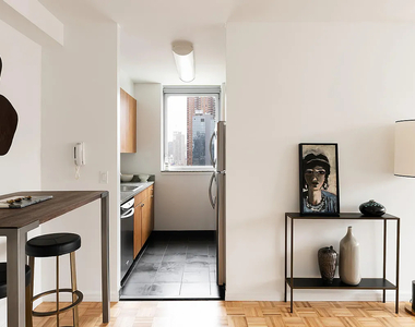 430 West 37th Street - Photo Thumbnail 3