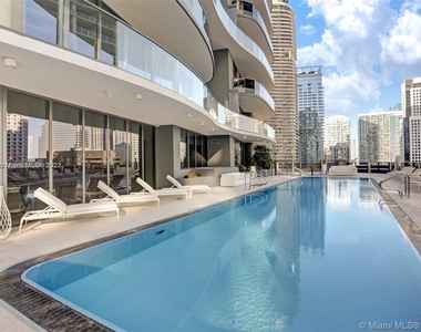 1000 Brickell Plz - Photo Thumbnail 8