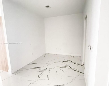 16385 Biscayne Blvd - Photo Thumbnail 1