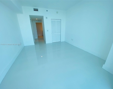 950 Brickell Bay Dr - Photo Thumbnail 7