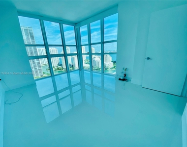 950 Brickell Bay Dr - Photo Thumbnail 6