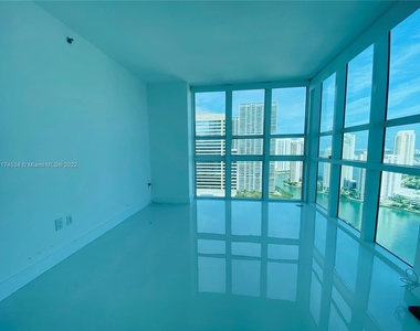 950 Brickell Bay Dr - Photo Thumbnail 4