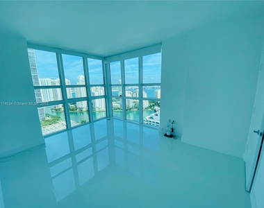 950 Brickell Bay Dr - Photo Thumbnail 3