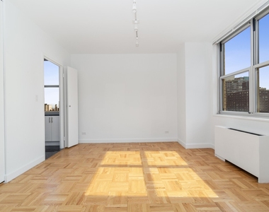 East 39th Street - Photo Thumbnail 3