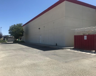 1001 W Tehachapi Boulevard - Photo Thumbnail 16