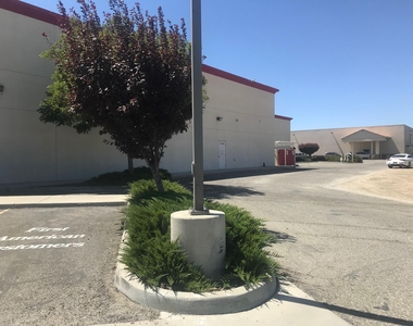 1001 W Tehachapi Boulevard - Photo Thumbnail 22