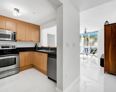 225 Collins Ave - Photo Thumbnail 3