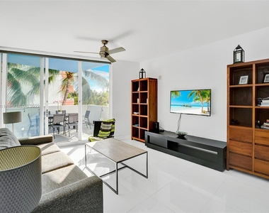 225 Collins Ave - Photo Thumbnail 10