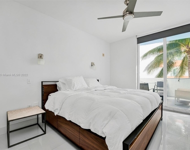 225 Collins Ave - Photo Thumbnail 6