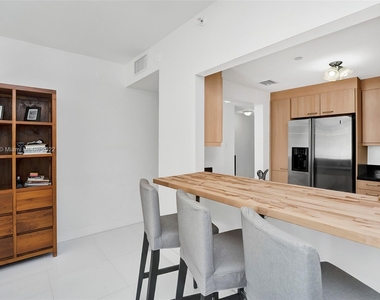 225 Collins Ave - Photo Thumbnail 14