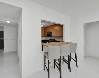 225 Collins Ave - Photo Thumbnail 13