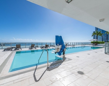 1300 Brickell Bay Dr - Photo Thumbnail 8