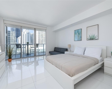 1300 Brickell Bay Dr - Photo Thumbnail 2