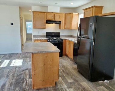 825 N Lamb Blvd - Photo Thumbnail 7