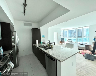 951 Brickell Ave - Photo Thumbnail 2