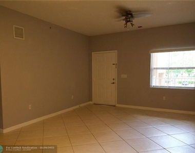 2941 Riverside Dr - Photo Thumbnail 4