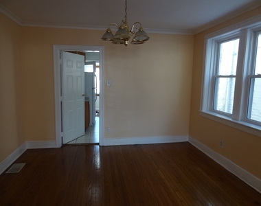 1303 Clarence Avenue - Photo Thumbnail 3