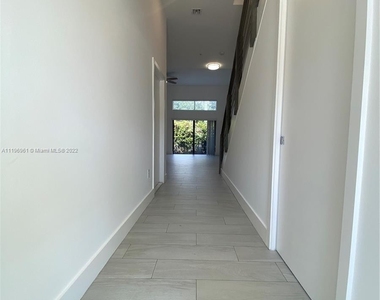 909 Nw 45th Terrace - Photo Thumbnail 1