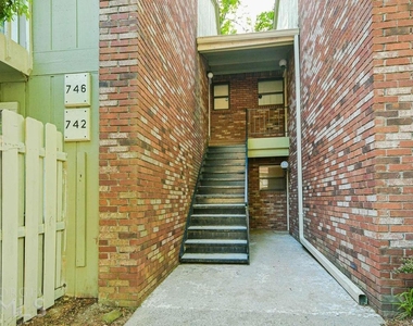 746 Brentwood Place - Photo Thumbnail 3