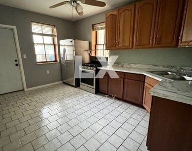 3445 N Oakley Ave - Photo Thumbnail 0