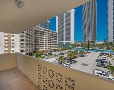 1833 S Ocean Dr - Photo Thumbnail 7